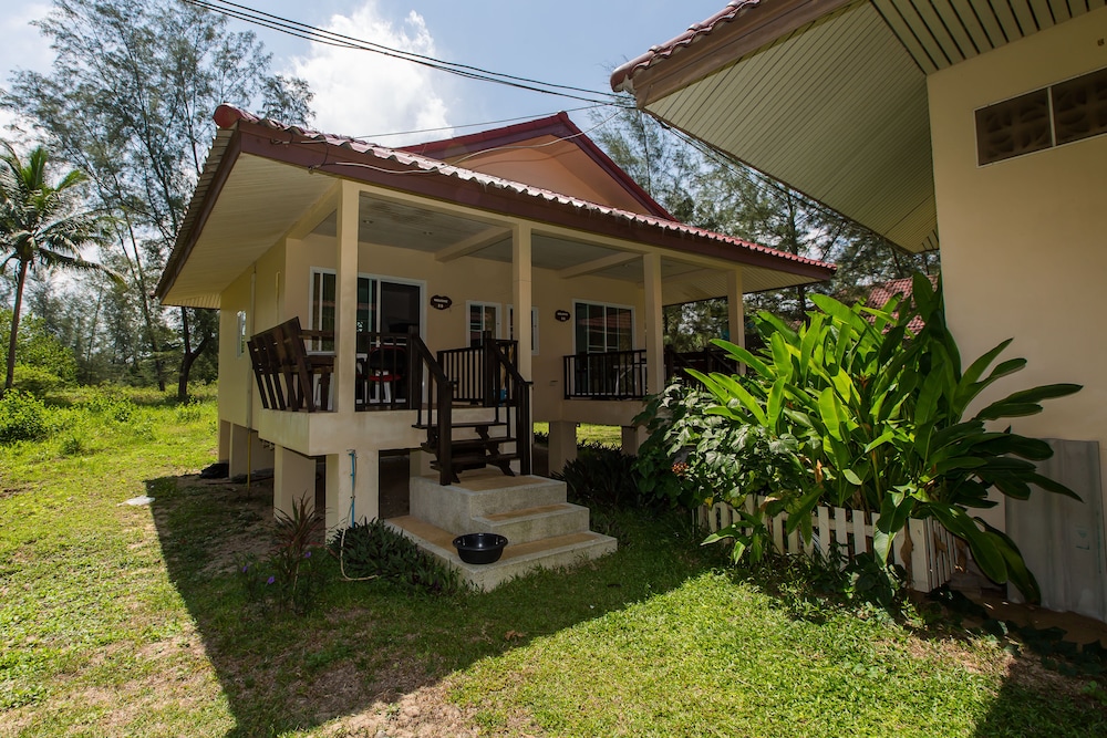 Pranee Beach Bungalows, Singapore