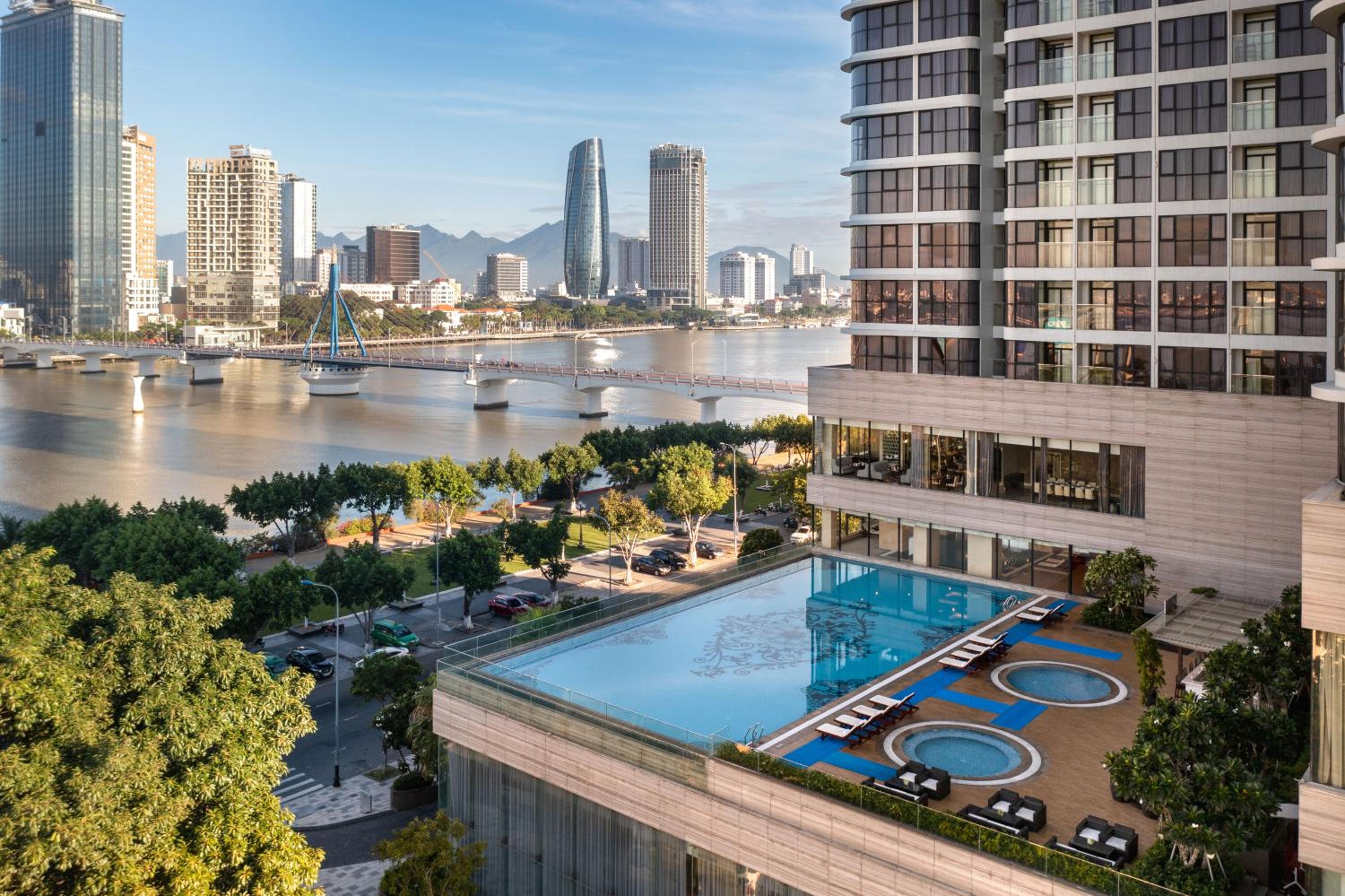 Melia Vinpearl Danang Riverfront, Singapore